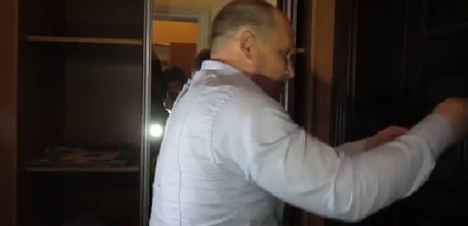 Ударовец Каплин топором выбил дверь кабинета мэра Полтавы - Фото