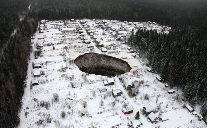 Опубликованы новые фото огромной воронки на Урале после аварии