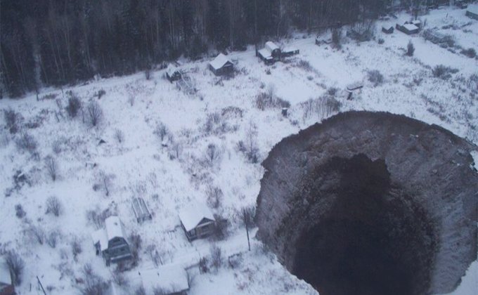 Опубликованы новые фото огромной воронки на Урале после аварии