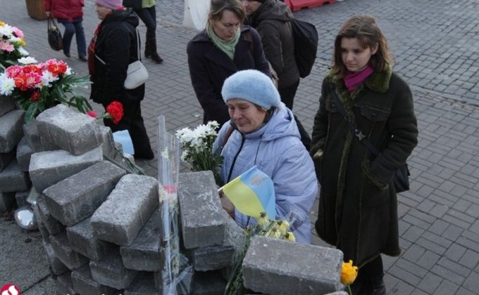 На Майдане и Институтской вспоминают героев Небесной сотни: фото