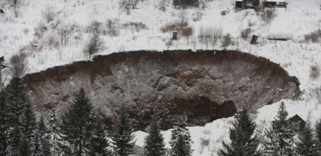 На Урале из-за обвала шахты образовалась гигантская воронка - Фото