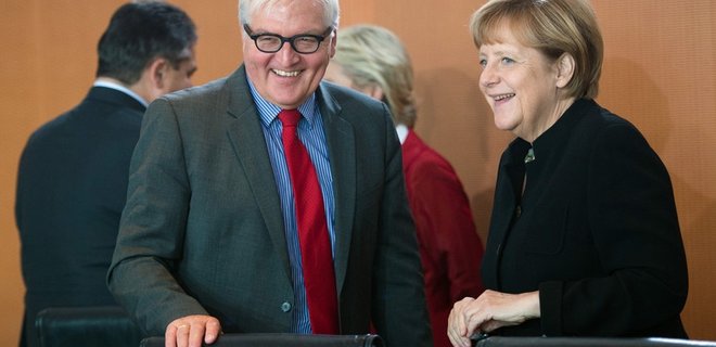 В Берлине опровергли конфликт Меркель и Штайнмайера из-за России - Фото