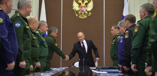 Путин признал, что формирует в Крыму группировку российских войск - Фото