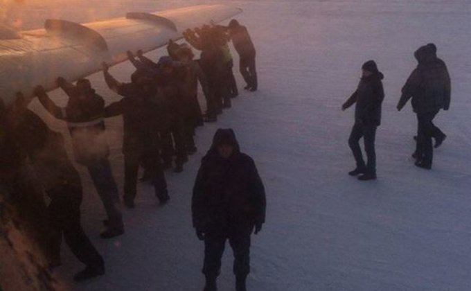 В России пассажиры вытолкали застрявший на ВПП самолет