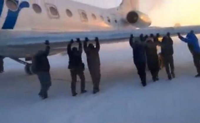 В России пассажиры вытолкали застрявший на ВПП самолет