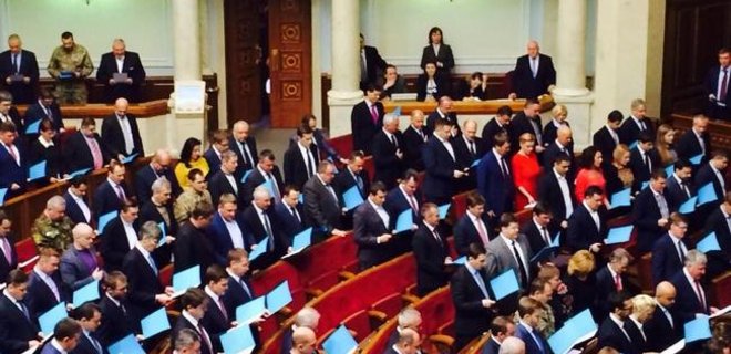 Народные депутаты приняли присягу в Верховной Раде - Фото