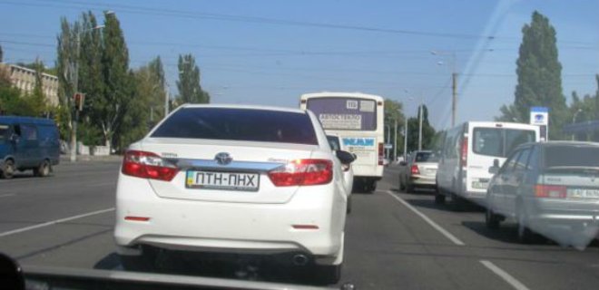В Днепропетровске водителей штрафуют за ПТН-ПНХ на номерах - Фото