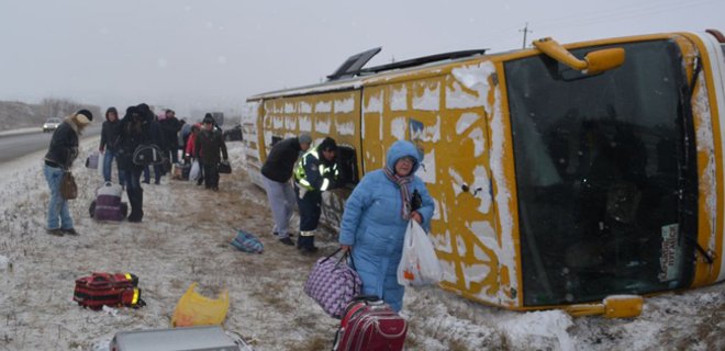 На Харьковщине перевернулся автобус с 52 пассажирами - Фото