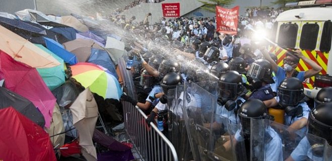 В Гонконге в ходе столкновений арестовали 40 демонстрантов - Фото