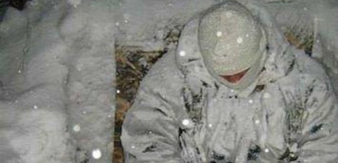 Фото украинских военных, спящих под слоем снега, оказались фейком - Фото