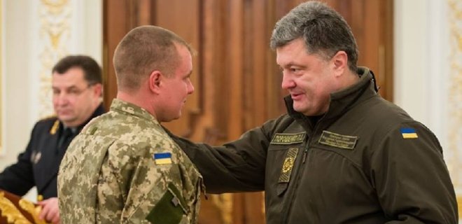 Порошенко: сегодня каждый военный - человек номер один в Украине - Фото