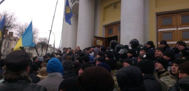 В Виннице активисты штурмовали облсовет: есть пострадавшие - Фото