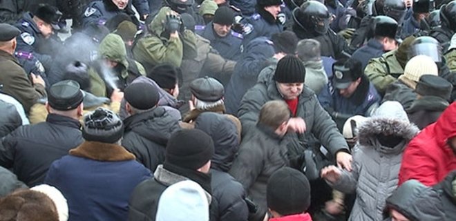 В столкновениях в Виннице пострадали 8 милиционеров и демонстрант - Фото