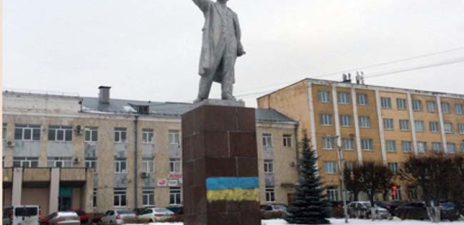 В Чебоксарах на памятнике Ленину нарисовали флаг Украины - Фото