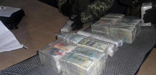 Украинец пытался вывезти в Россию $700 тысяч и 12 млн рублей - Фото