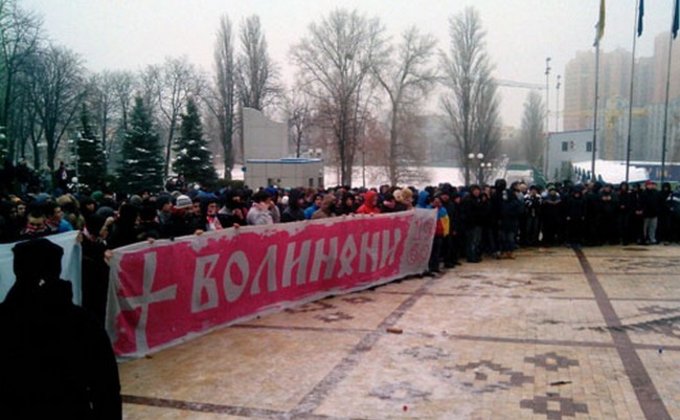 В Киеве фанаты требуют наказать судью, горел Дом футбола: фото