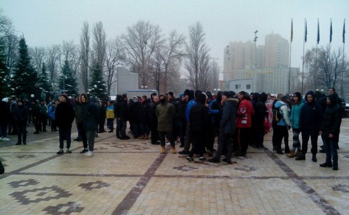 В Киеве фанаты требуют наказать судью, горел Дом футбола: фото