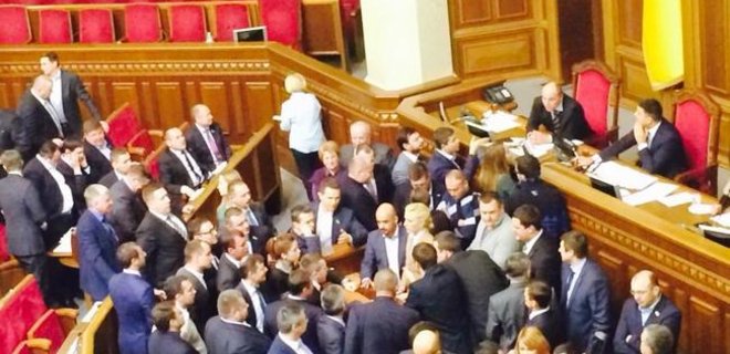 Депутаты от Блока Порошенко блокировали трибуну Рады - Фото