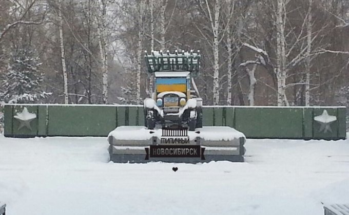 В Новосибирске раскрасили в цвета флага Украины танк и Ленина 