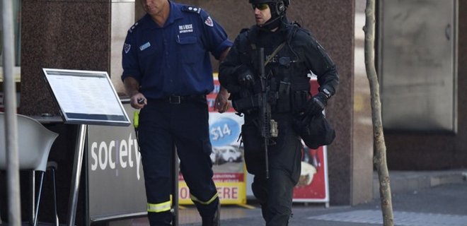 В Сиднее неизвестный захватил заложников в кафе - Фото