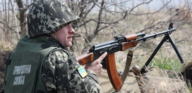ГПСУ: Гражданин Украины вез из Крыма ножи и сигнальные патроны - Фото