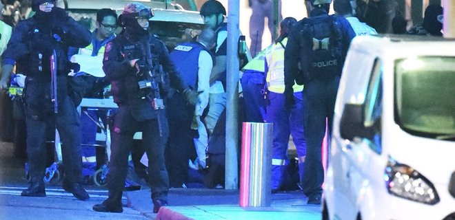 Полиция взяла штурмом кафе с заложниками в Сиднее - Фото