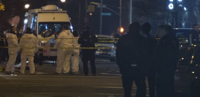 В Нью-Йорке афроамериканец застрелил двух полицейских - Фото