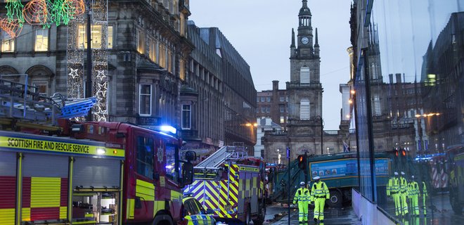 В Шотландии мусоровоз въехал в толпу пешеходов: шесть погибших - Фото