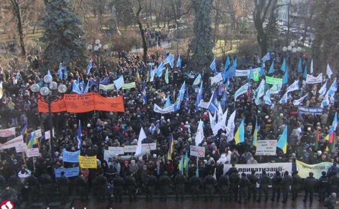 Под Радой и Кабмином - массовые митинги: фоторепортаж