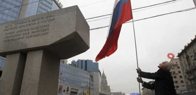 Падение рубля стало для россиян важнее войны в Украине - опрос - Фото