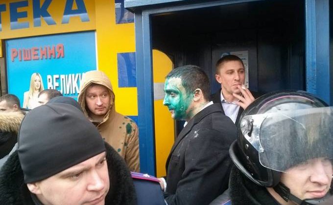 В Харькове "люстрировали" экс-регионала: фото митинга