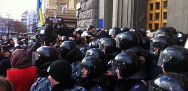 В Харькове противники Кернеса пикетируют горсовет - Фото