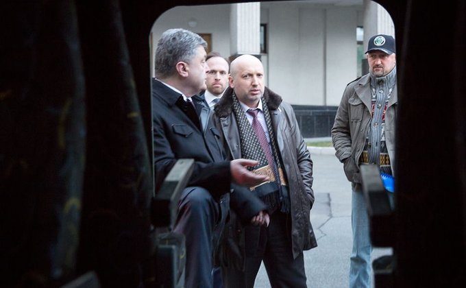 Порошенко протестировал новый украинский броневик Барс