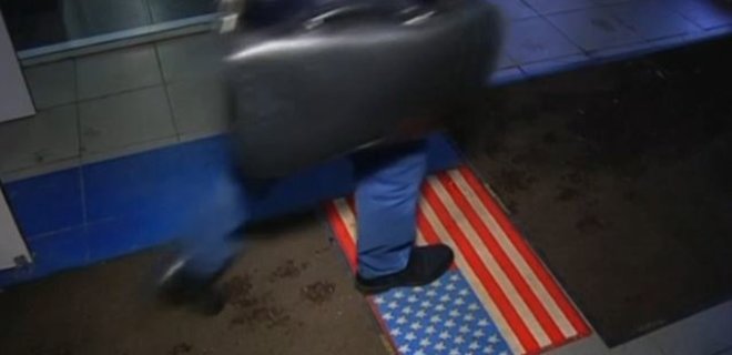 В Москве посетителям ТЦ предлагают вытирать ноги о флаг США - Фото