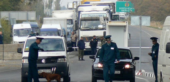 Украина возобновила пропуск легковых авто в Крым - Фото