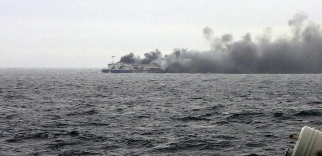 На горящем в Средиземном море пароме обнаружен погибший - Фото