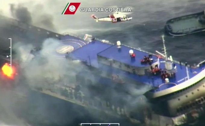 Пожар на пароме в Средиземном море: фото эвакуации пассажиров