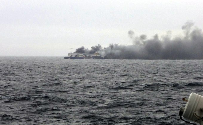 Пожар на пароме в Средиземном море: фото эвакуации пассажиров