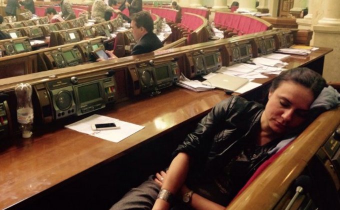 Перед голосованием за бюджет депутаты отсыпались: фото из Рады