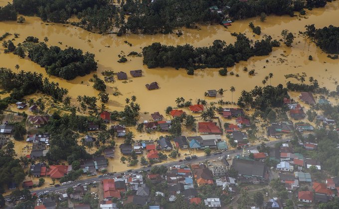 Наводнение в Малайзии: люди передвигаются по пояс в воде  