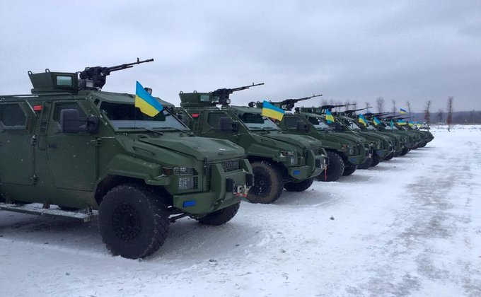 Украинская армия получила новые танки, пушки и броневики: фото 