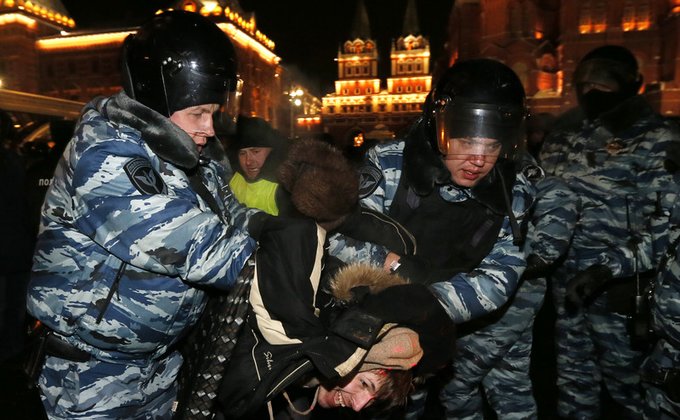 В поддержку Навального вышли тысячи протестующих: фото задержаний