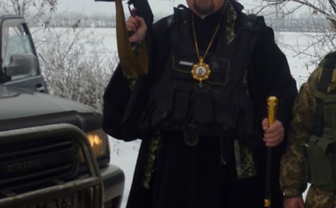 Церковь отстранила Закарпатского епископа за фото с оружием в АТО