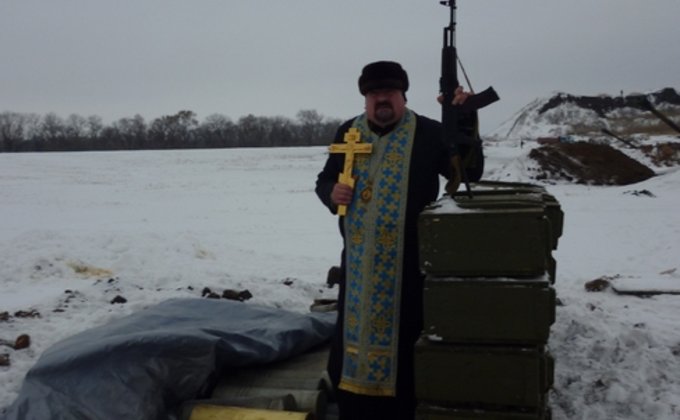 Церковь отстранила Закарпатского епископа за фото с оружием в АТО