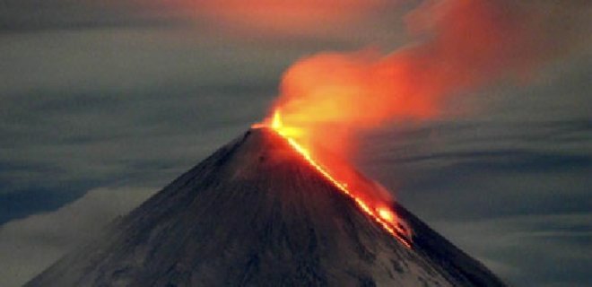 В России начал извергаться самый большой в Евразии вулкан - Фото