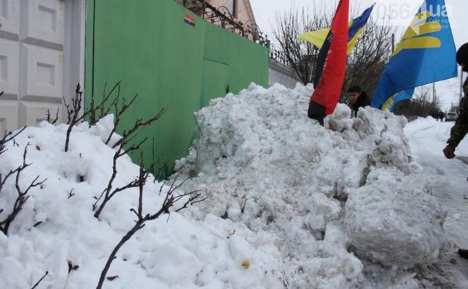 В Кривом Роге неубранный снег привезли к дому мэра Вилкула: фото
