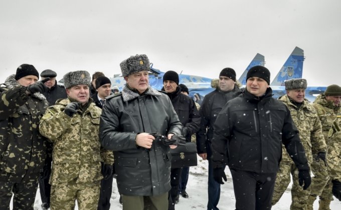 Порошенко заявил о полной боеспособности армии: фото техники