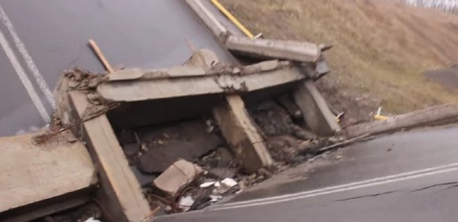 Разрушен очередной мост в Горловке: видео последствий подрыва - Фото