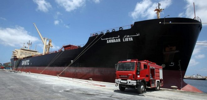 Ливийский штурмовик атаковал греческий танкер, есть жертвы - СМИ - Фото
