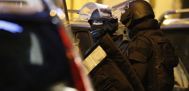 Мужчина, захвативший заложников в магазине во Франции, сдался  - Фото
